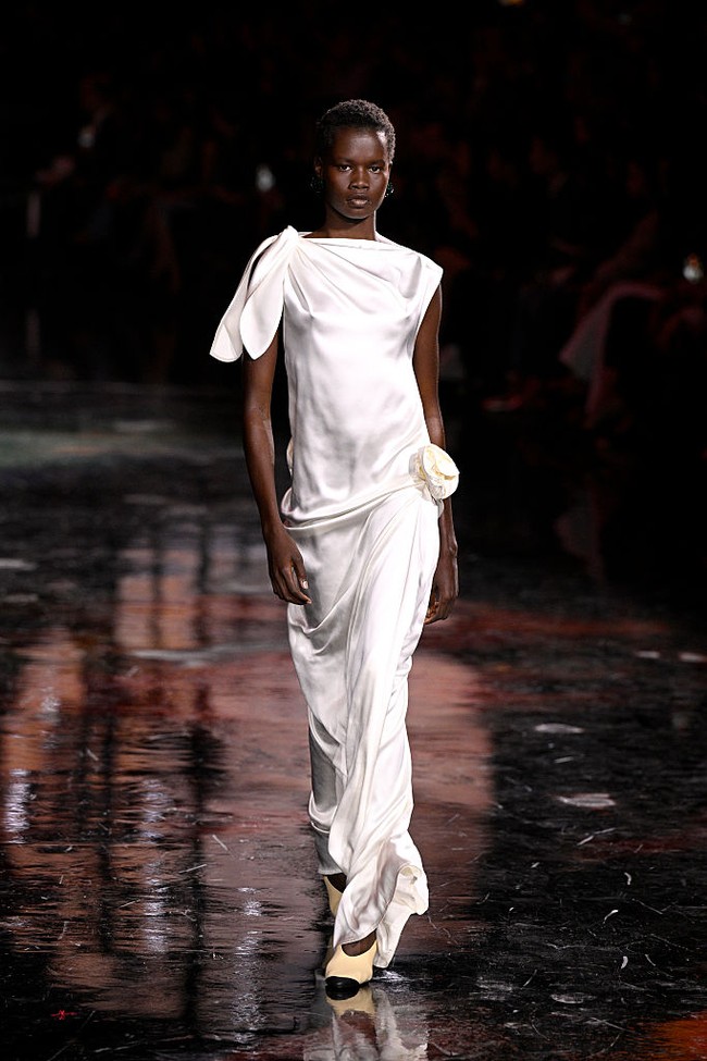 Koleksi ini bukan hanya tentang satu sosok “Chanel woman”, tetapi tentang Chanel women, plural, beragam, dan universal. (Foto: Kristy Sparow/Getty Images)