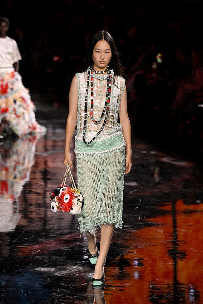 Bagian kedua, Le Jour, memamerkan bagaimana Chanel bergerak seiring waktu. Potongan klasik,  dari jas tweed hingga tas 2.55, direkonstruksi dengan nuansa “terpakai”, memberi kesan autentik dan hidup. Tas legendaris itu kini tampak “crashed and cherished,” dengan lapisan kulit burgundy yang sengaja terekspos. (Foto: Kristy Sparow/Getty Images)