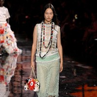 Bagian kedua, Le Jour, memamerkan bagaimana Chanel bergerak seiring waktu. Potongan klasik,  dari jas tweed hingga tas 2.55, direkonstruksi dengan nuansa “terpakai”, memberi kesan autentik dan hidup. Tas legendaris itu kini tampak “crashed and cherished,” dengan lapisan kulit burgundy yang sengaja terekspos. (Foto: Kristy Sparow/Getty Images)