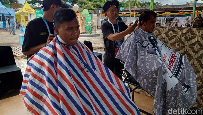 Cukur rambut gratis di WJF 2025.