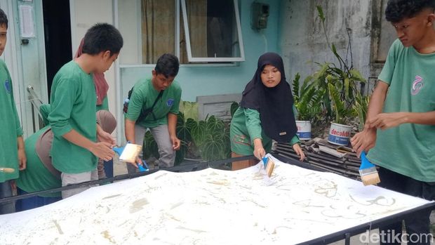 Difabel Membatik Remaja autis dan tuna rungu membatik ciprat di PPDK Klaten, Sabtu (8/11/2025).