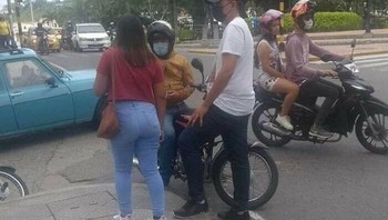 Dia malah santuy gitu di pinggir jalan. Foto: Bored Panda