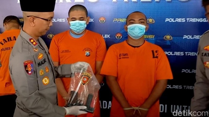 Dua tersangka jual beli senjata api ilegal yang diringkus di Trenggalek.