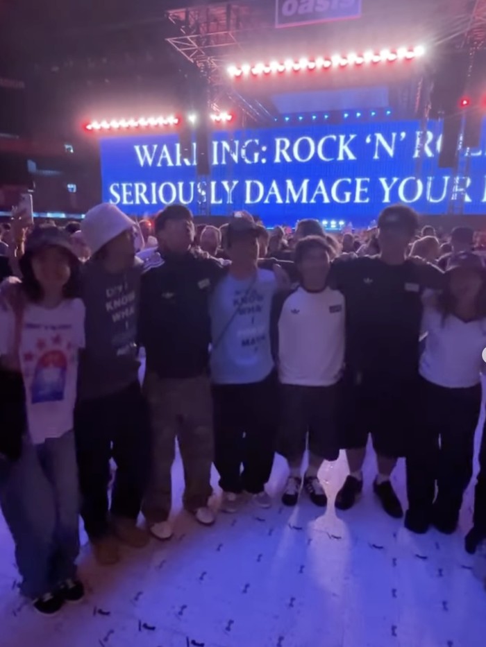 Duta Sheila On 7 kembali nonton Oasis bareng anak dan istri.