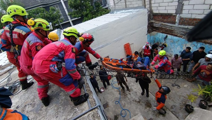 Evakuasi pria Surabaya yang tersengat listrik saat perbaiki kabel WiFi.