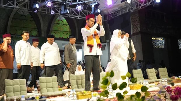 Foto: Potret Afni mendampingi UAS dalam Tabligh Akbar dan penampakan lautan jemaah (Dok Pemkab Siak) Foto: Potret Afni mendampingi UAS dalam Tabligh Akbar dan penampakan lautan jemaah (Dok Pemkab Siak)
