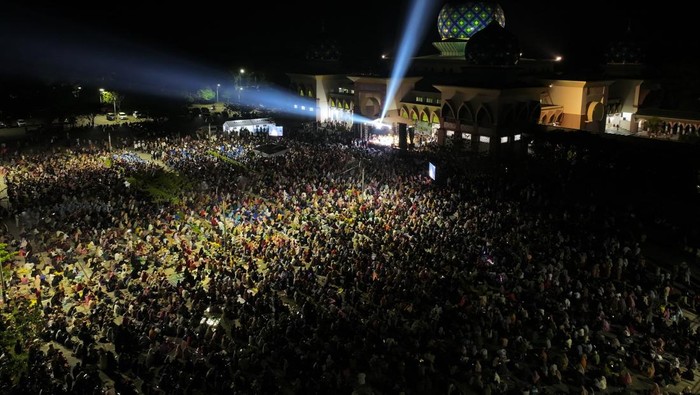 Foto: Potret Afni mendampingi UAS dalam Tabligh Akbar dan penampakan lautan jemaah (Dok Pemkab Siak)
