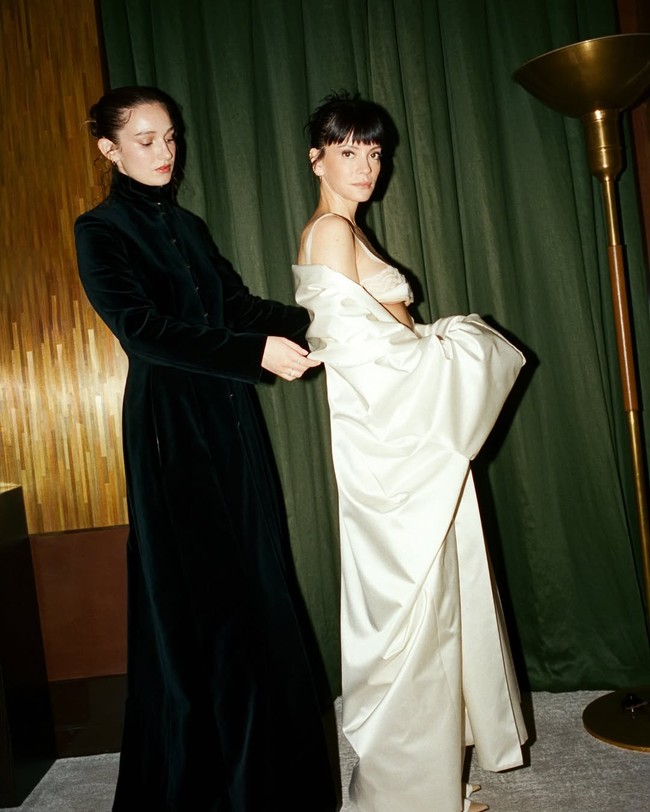 Salah satu penggemar berkomentar, “Kalau itu membuat David Harbour tidak bisa tidur, berarti misi berhasil.” Album berisi 14 lagu tersebut ditulis hanya dalam waktu sepuluh hari pada Desember lalu dan menuai pujian kritikus atas kejujurannya dalam menggambarkan pengkhianatan dan patah hati. Namun, tak semua warganet memuji pilihan busana Allen. Ada yang berkomentar, “Bisakah kita menormalkan kembali memakai pakaian yang sebenarnya?”. (Foto: Instagram/@lilyallen)