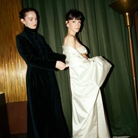 Salah satu penggemar berkomentar, “Kalau itu membuat David Harbour tidak bisa tidur, berarti misi berhasil.” Album berisi 14 lagu tersebut ditulis hanya dalam waktu sepuluh hari pada Desember lalu dan menuai pujian kritikus atas kejujurannya dalam menggambarkan pengkhianatan dan patah hati. Namun, tak semua warganet memuji pilihan busana Allen. Ada yang berkomentar, “Bisakah kita menormalkan kembali memakai pakaian yang sebenarnya?”. (Foto: Instagram/@lilyallen)