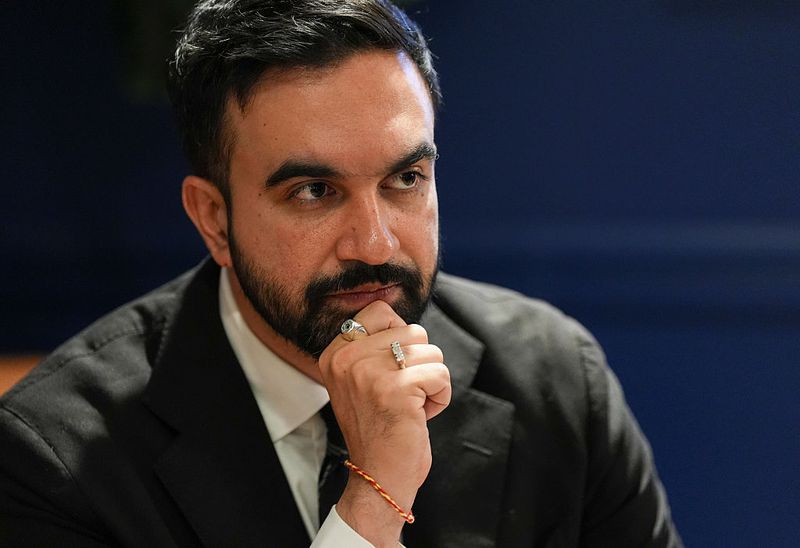 Gaya Zohran Mamdani, Muslim Pertama Jadi Wali Kota New York NEW YORK, NY - OCTOBER 16: Democratic mayoral nominee Zohran Mamdani looks over notes in the green room before participating in a mayoral debate at Rockefeller Center on October 16, 2025 in New York City. The candidates for New York City mayor are facing off in their first debate ahead of the November 4 election. (Photo by Angelina Katsanis-Pool/Getty Images)