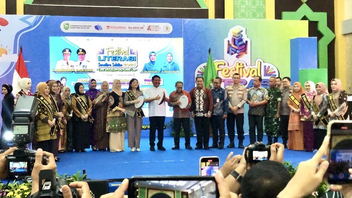 Gubernur Sumsel Herman Deru saat membuka Festival Literasi di Palembang.