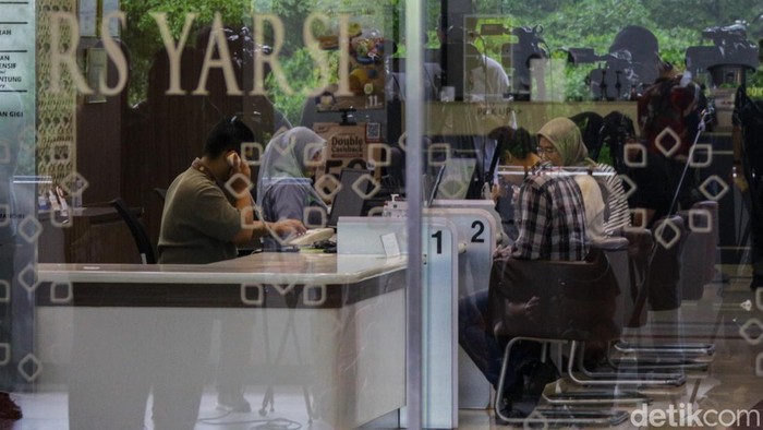 Menteri Sosial Saifullah Yusuf (Gus Ipul) menjenguk korban ledakan SMAN 72 di Rumah Sakit Yarsi, Cempaka Putih, Sabtu (3/11/2025).