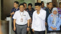 Menteri Sosial Saifullah Yusuf (Gus Ipul) menjenguk korban ledakan SMAN 72 di Rumah Sakit Yarsi, Cempaka Putih, Sabtu (3/11/2025). 