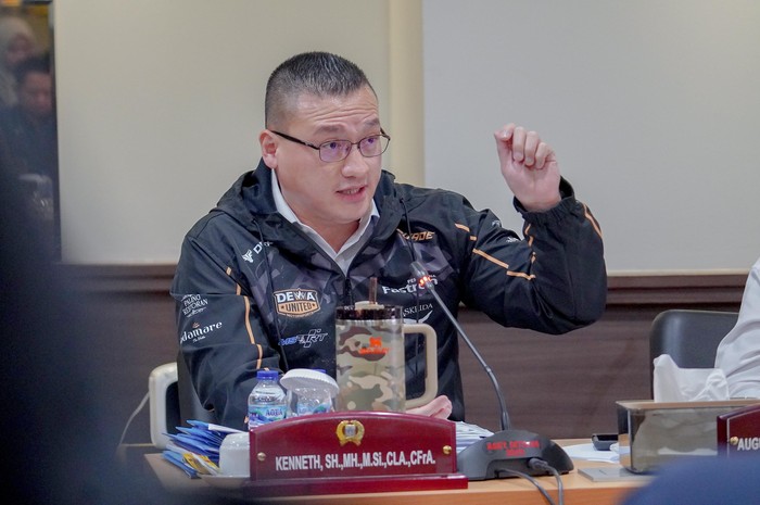 Anggota DPRD DKI Jakarta, Fraksi PDI Perjuangan Hardiyanto Kenneth Menyampaikan Pendapatnya Pada Saat Rapat Komisi Di Gedung DPRD DKI Jakarta.