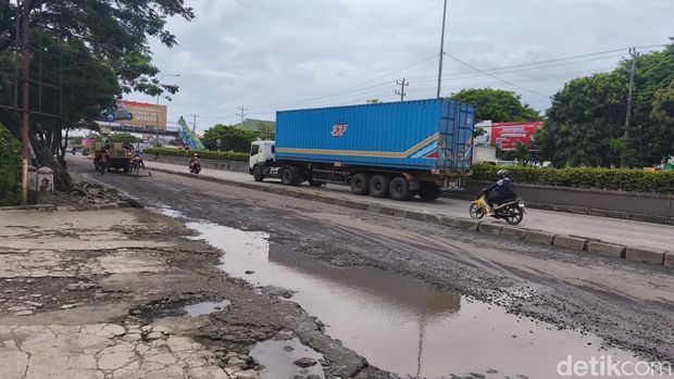 Penampakan lubang di Jalan Kaligawe Semarang, Sabtu (8/11/2025).
