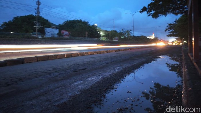 Jalan Pantura Semarang Rusak Usai Banjir, Warga: Banyak Pemotor Jatuh