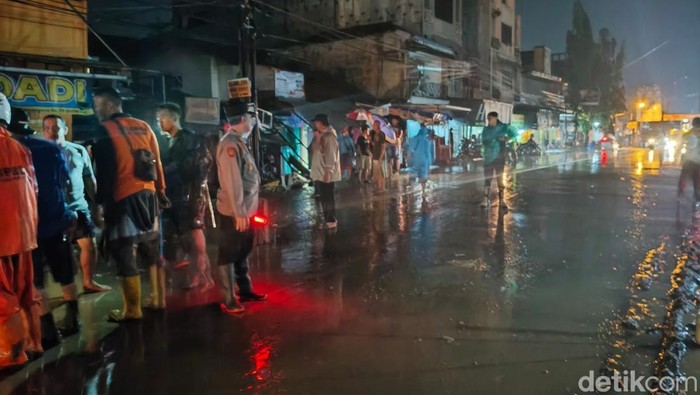 Jalan Tegal-Purwokerto di Bumiayu kembali dibuka usai diterjang banjir, Sabtu (8/11/2025).