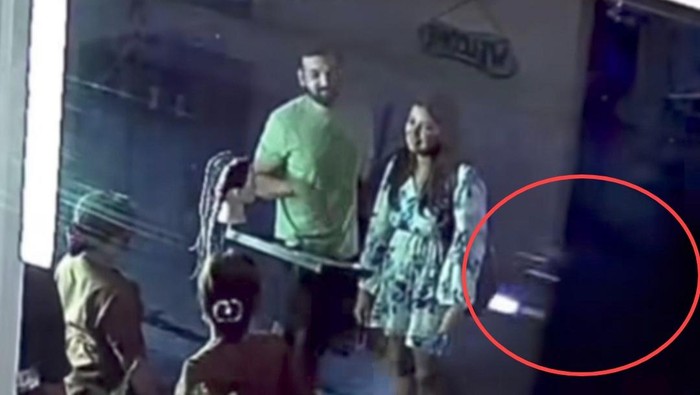 Sekelebat bayangan lampu motor pelaku terekam CCTV sebelum menjambret tas WNA. (Tangkapan layar)