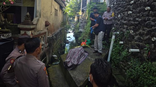 Jasad Sukarsa ditemukan mengambang di sungai Tukad Guming gang Sedap Malam Jalan Kecubung Desa Sumerta, Denpasar,  pukul 06.00 Wita, Sabtu (8/11/2025). (Dok Polresta Denpasar).