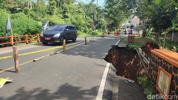 Jembatan Cikaleho di Jalan Nasional Ciamis-Cirebon Ambruk diduga akibat pondasi tergerus air saat hujan deras.