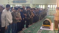 Mantan Ketua KPK Antasari Azhar meninggal dunia di usia 72 tahun pada Sabtu (8/11). Antasari Azhar disalatkan di Masjid Asy Syarif, BSD, Tangerang Selatan. Wildan/detikcom