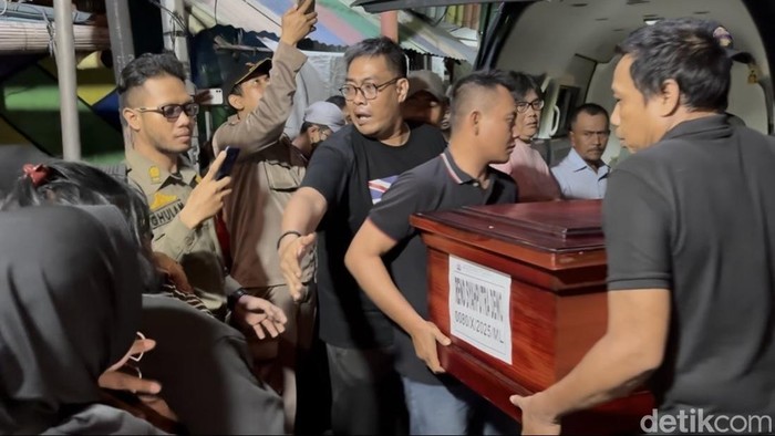 Jenazah Reno tiba di rumah duka Kampung Malang, Surabaya