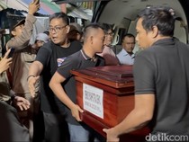 Video: Isak Tangis Keluarga Sambut Jenazah Reno yang Terbakar di Kwitang