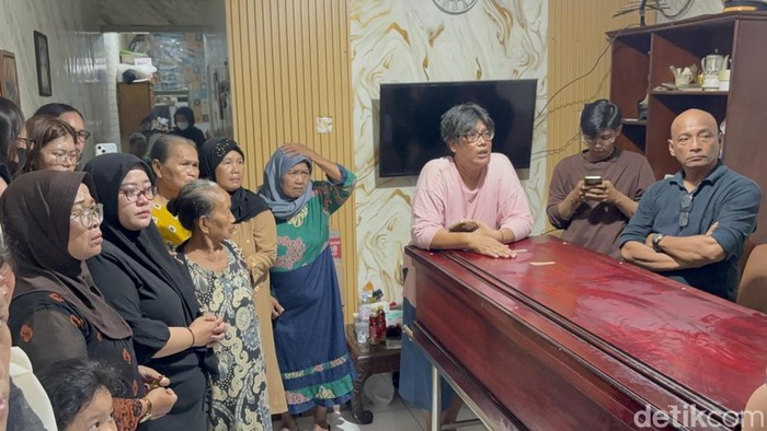 Jenazah Reno tiba di rumah duka Kampung Malang, Surabaya
