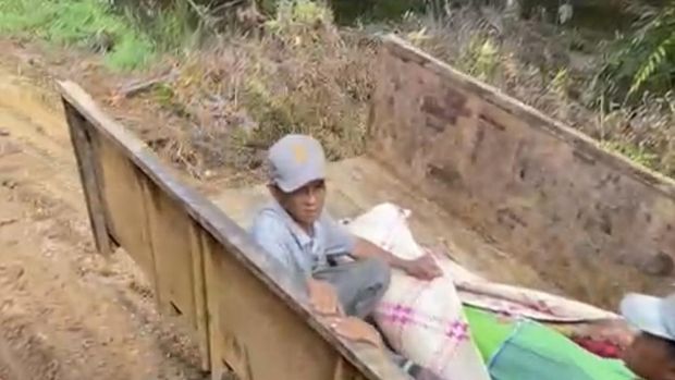 Jenazah warga Jambi yang diangkut dengan mesin traktor. Jenazah warga Jambi yang diangkut dengan mesin traktor.