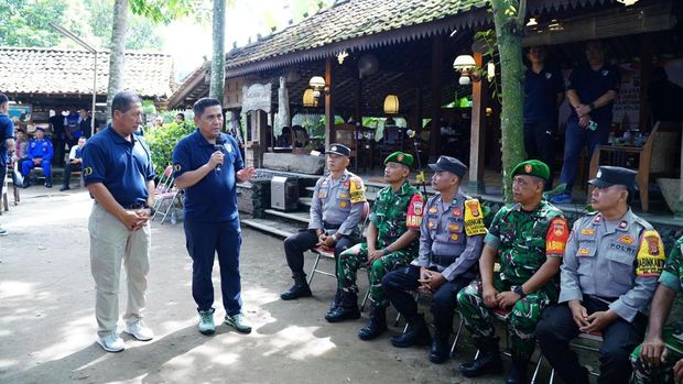 Kabaharkam Polri Komjen Karyoto menyerahkan kendaraan secara simbolis kepada Bhabinkamtibmas dan Babinsa