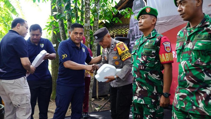 Kabaharkam Polri Komjen Karyoto menyerahkan kendaraan secara simbolis kepada Bhabinkamtibmas dan Babinsa