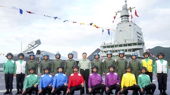 Keputusan mengadopsi teknologi EMALS pada Fujian disebut-sebut merupakan keputusan pribadi Xi Jinping. Lebih dari 2.000 personel AL China dan pekerja konstruksi kapal induk menghadiri upacara peresmian, sedangkan Xi bergabung dengan pasukan kehormatan dalam upacara pengibaran bendera. Foto: CGTN