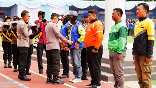 Kapolri Jenderal Listyo Sigit Prabowo memimpin Apel Ojek Online (Ojol) Kamtibmas 'Sauyunan Jaga Lembur' Polda Jawa Barat. Kapolri Jenderal Listyo Sigit Prabowo memimpin Apel Ojek Online (Ojol) Kamtibmas 'Sauyunan Jaga Lembur' Polda Jawa Barat.