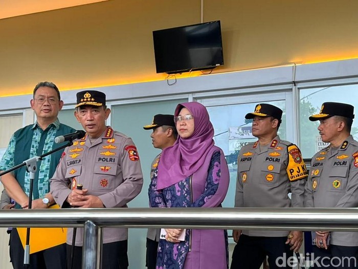 Kapolri Jenderal Listyo Sigit Prabowo menjenguk korban ledakan di SMAN 72 Kelapa Gading, Jakarta Utara masih dirawat di RS. (Rumondang/detikcom)