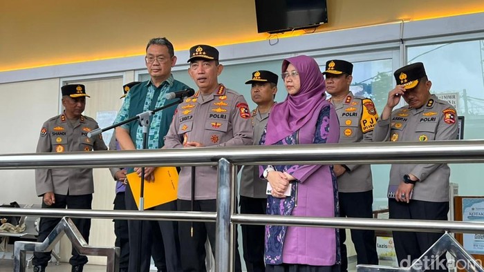 Kapolri Jenderal Listyo Sigit Prabowo menjenguk korban ledakan di SMAN 72 Kelapa Gading, Jakarta Utara masih dirawat di RS. (Rumondang/detikcom)