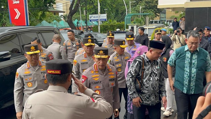 Kapolri ke RS Islam Cempaka Putih, Jenguk Korban Ledakan di SMAN 72 Jakarta