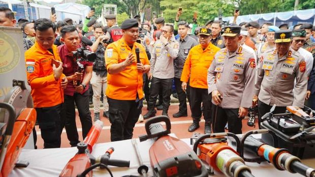 Kapolri Jenderal Sigit Prabowo mengecek kesiapan Polda Jabar dan stakeholder terkait dalam menghadapi bencana alam. (dok.Polri) Kapolri Jenderal Sigit Prabowo mengecek kesiapan Polda Jabar dan stakeholder terkait dalam menghadapi bencana alam. (dok.Polri)