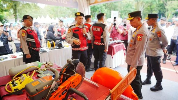 Kapolri Jenderal Sigit Prabowo mengecek kesiapan Polda Jabar dan stakeholder terkait dalam menghadapi bencana alam. (dok.Polri) Kapolri Jenderal Sigit Prabowo mengecek kesiapan Polda Jabar dan stakeholder terkait dalam menghadapi bencana alam. (dok.Polri)