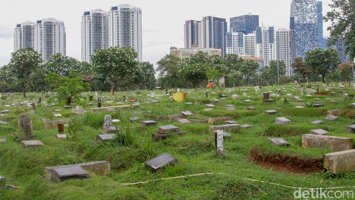 Warga beraktifitas di Tempat Pemakaman Umum (TPU) Menteng Pulo, Jakarta, Sabtu (8/11/2025).