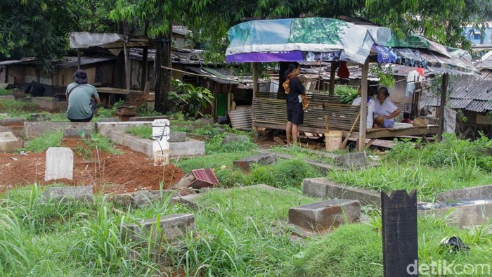 Warga beraktifitas di Tempat Pemakaman Umum (TPU) Menteng Pulo, Jakarta, Sabtu (8/11/2025).