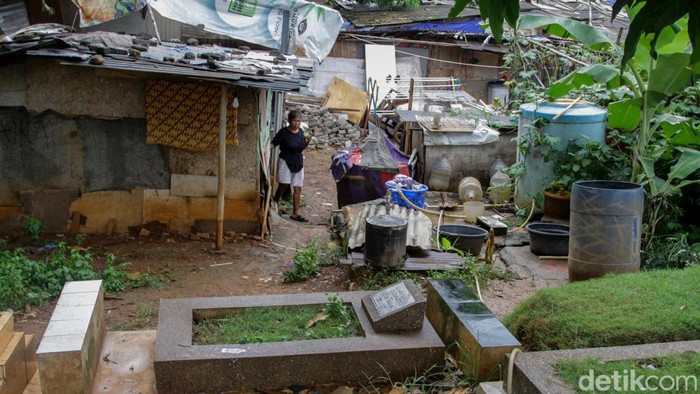 Warga beraktifitas di Tempat Pemakaman Umum (TPU) Menteng Pulo, Jakarta, Sabtu (8/11/2025).