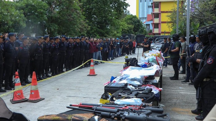 Kepala BNN Komjen Suyudi Ario Seto memimpin penggerebekan Kampung Bahari, Jakut. Sembilan orang ditangkap dengan barang bukti 89 kg sabu hingga 7 senpi (dok BNN)