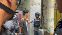 Pelaku narkoba sempat melawan petugas namun penindakan tetap dilanjutkan. Dalam operasi ini, ada sembilan orang diamankan, yakni Sa, Ab, Yu, He, Fa, Yo, Su, SH, dan RN. (dok BNN)