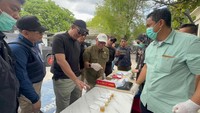 Pihak yang ditangkap kemudian dilakukan tes urine (dok BNN)