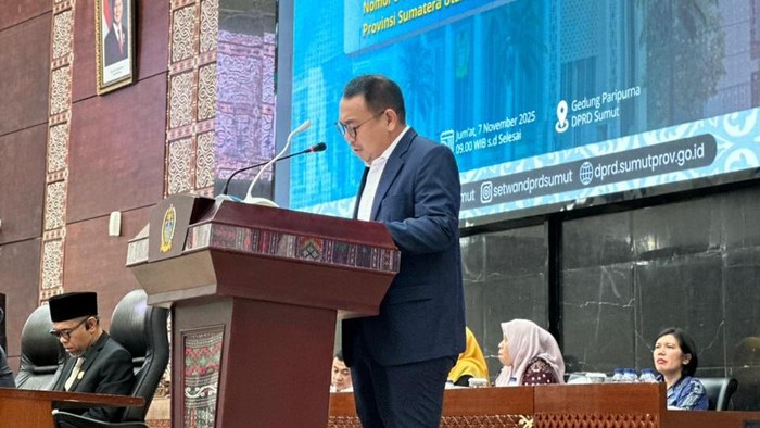 Keterangan foto: Anggota F-PDIP DPRD Sumut Franky Partogi Wijaya Sirait saat membacakan pemandangan umum di paripurna (Dok. F-PDIP DPRD Sumut)