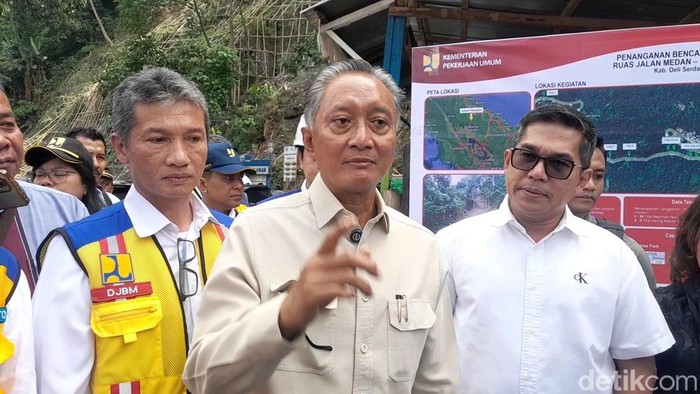 Keterangan foto: Menteri PU Dody Hanggodo bersama anggota DPR RI Muhammad Lokot Nasution meninjau penanganan longsor di jalur Medan-Berastagi (Nizar Aldi/detikSumut)