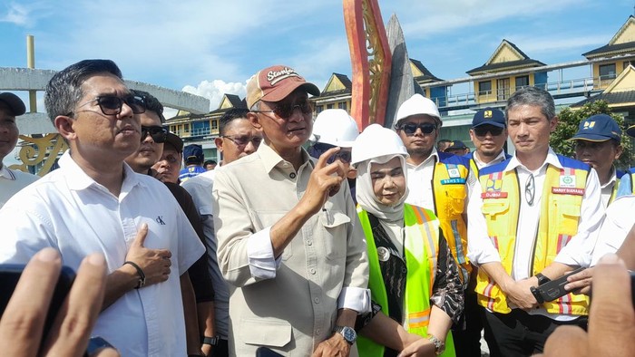 Keterangan foto: Menteri PU Dody Hanggodo saat meninjau Bendung Sei Wampu di Kabupaten Langkat (Nizar Aldi/detikSumut)
