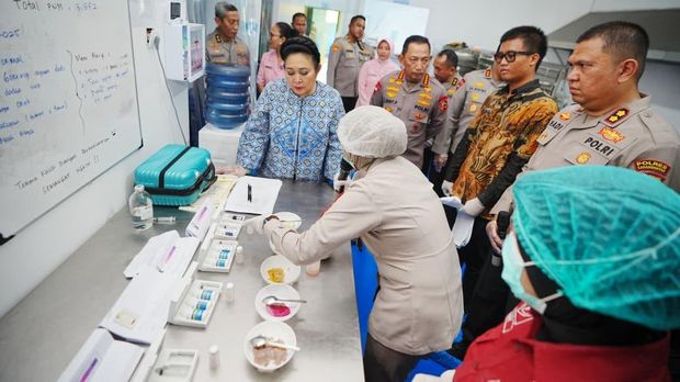 Ketua Komisi IV DPR RI Titiek Soeharto dan Kapolri Jenderal Listyo Sigit Prabowo meninjau SPPG Polres Karanganyar, Jumat (7/11/2025). Ketua Komisi IV DPR RI Titiek Soeharto dan Kapolri Jenderal Listyo Sigit Prabowo meninjau SPPG Polres Karanganyar, Jumat (7/11/2025).