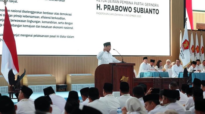 Ketum Gerindra Prabowo Subianto memberikan taklimat kepada seluruh kader Gerindra, di Hambalang, Bogor, Jawa Barat, Sabtu (8/11/2025).