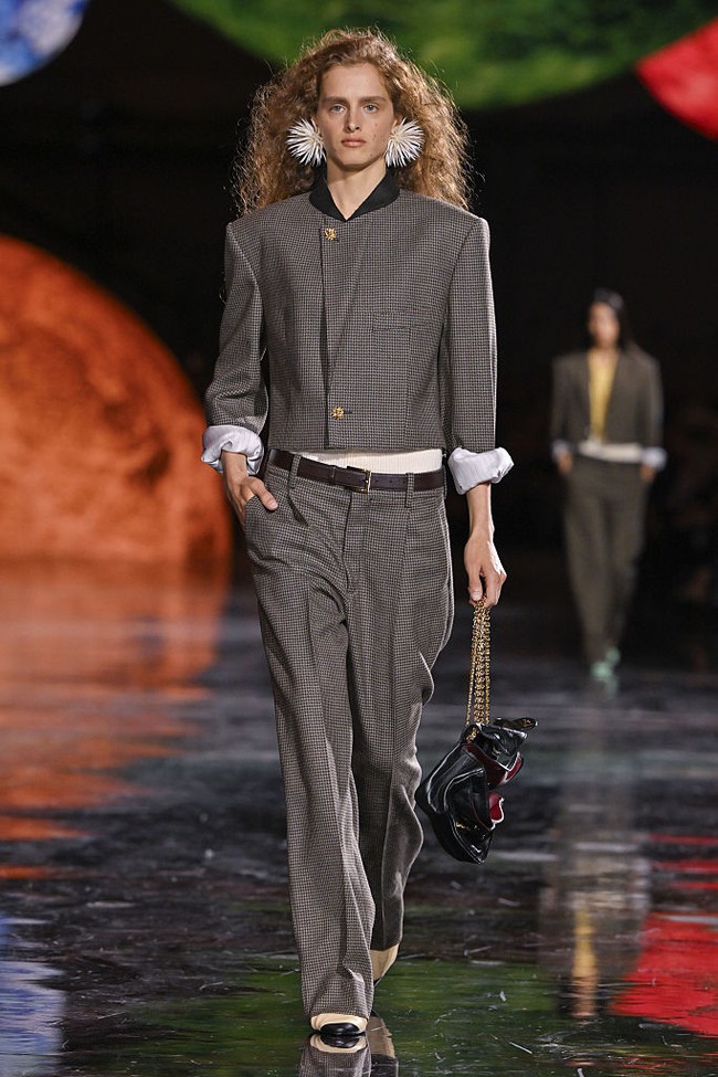 Di bawah kubah Grand Palais nan legendaris yang telah disulap bak planetarium , rumah mode Chanel menandai era baru dengan debut Matthieu Blazy sebagai direktur kreatif koleksi fashion. Peragaan Chanel Spring-Summer 2026 dibuka dengan siluet maskulin: kemeja dan celana panjang, terinspirasi dari Boy Capel, kekasih sang pendiri, Gabrielle ‘Coco’ Chanel. (Foto: Victor VIRGILE/Gamma-Rapho via Getty Images)